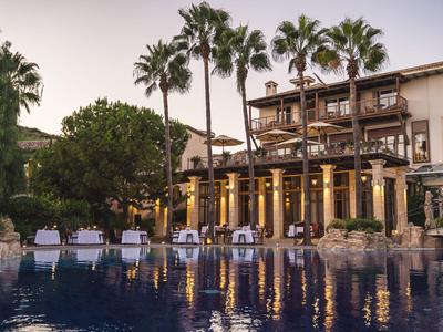 Hôtel de luxe avec piscine et palmiers au crépuscule