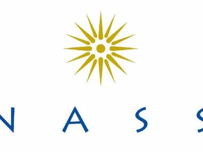 Blaues Schriftlogo "ANASSA" mit gelbem, stilisiertem Sonnensymbol darüber auf weißem Hintergrund.