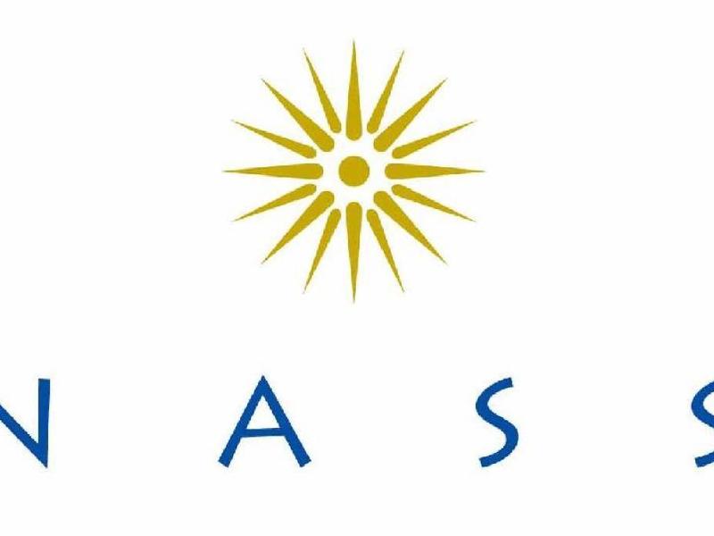 Blaues Schriftlogo "ANASSA" mit gelbem, stilisiertem Sonnensymbol darüber auf weißem Hintergrund.