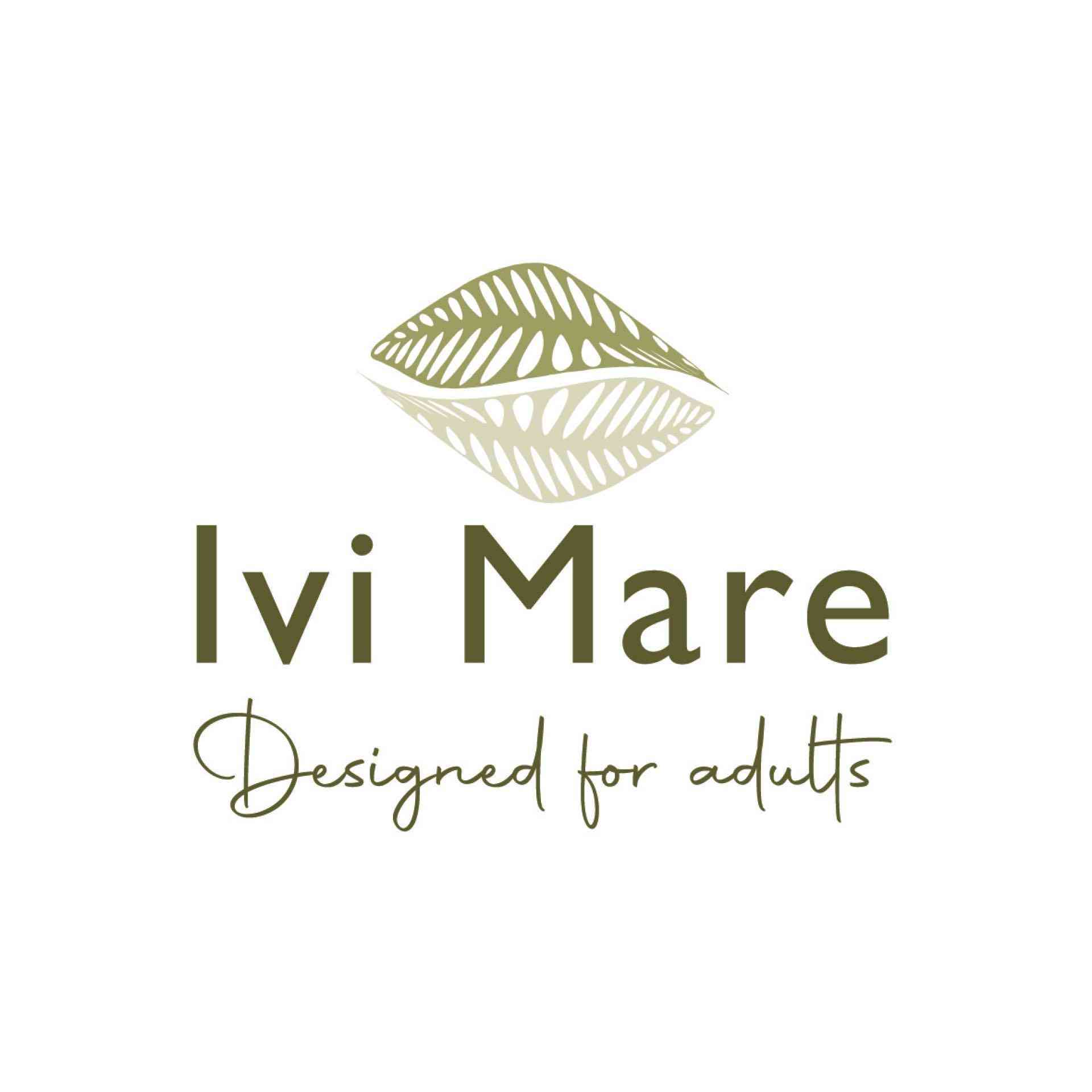 Logo mit stilisierter Muschel und Text 'Ivi Mare Designed for adults' in Grün- und Beigetönen.