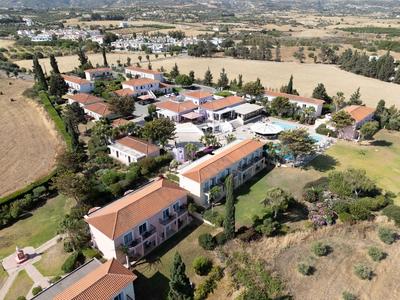 Un ampio complesso alberghiero con più edifici circondato da un paesaggio esteso.