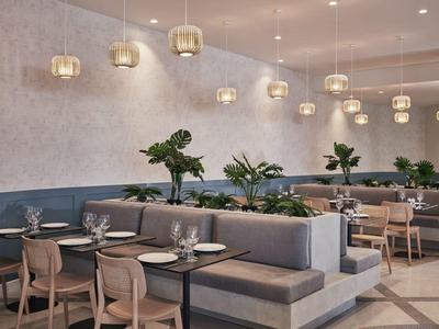 Modernes Restaurant mit grauen Polstersesseln, hölzernen Stühlen und grünen Pflanzen auf Tischen.