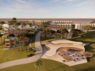 Moderner Hotelkomplex mit Pool und Lounge-Bereich in einer grünen Landschaft bei Sonnenuntergang.