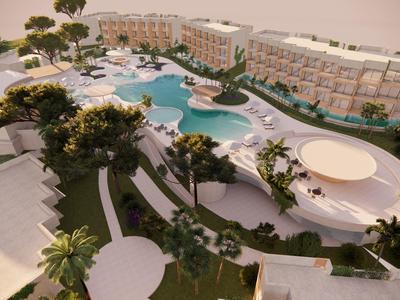 Moderne Hotelanlage mit großzügigem Poolbereich, umgeben von Palmen und Grünflächen bei Sonnenuntergang.