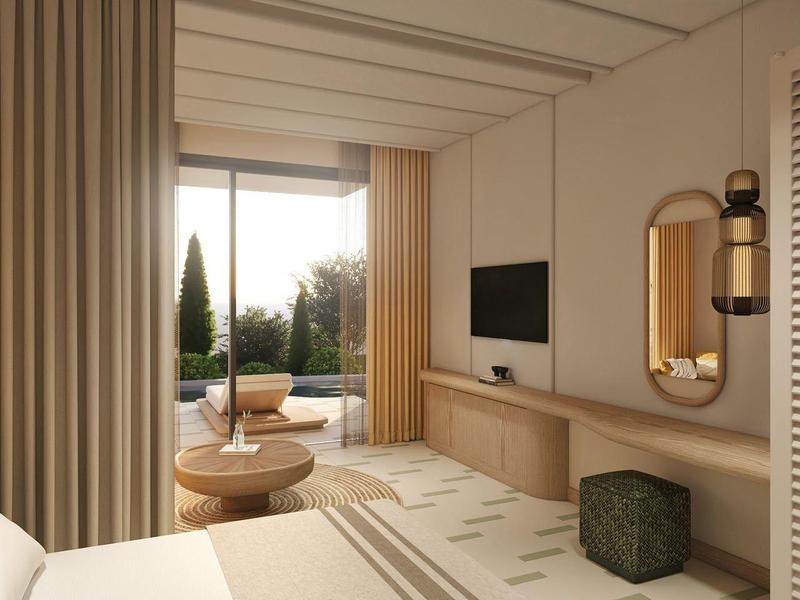 Helles Hotelzimmer mit modernem Design und großem Balkon mit Aussicht auf Grünfläche.