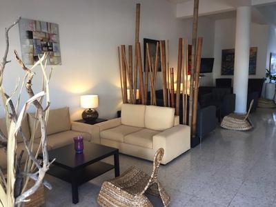 Moderne hotel lobby met witte banken, houten decor en verlichting