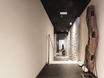 Couloir d'hôtel moderne avec éclairage mural élégant et décor sculptural