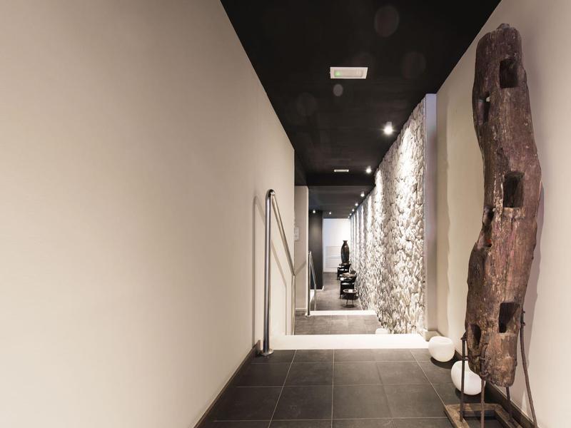 Couloir d'hôtel moderne avec éclairage mural élégant et décor sculptural