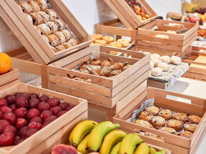 Casse in legno con frutta fresca e pasticceria a un buffet per la colazione.