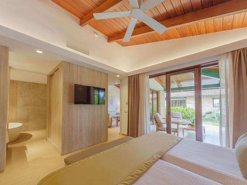 Une famille profite d'un repas en plein air avec boissons et soleil en vacances.