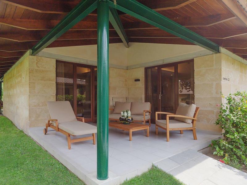 Couple se détend dans un sauna en bois avec vue sur la mer par la fenêtre.