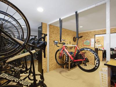 Fahrräder sind in einem modernen Raum an der Decke aufgehängt und geordnet.