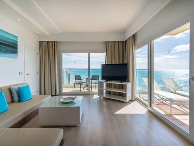 Moderní obývací pokoj s výhledem na moře a přístupem na slunnou terasu.