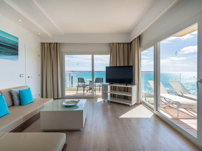 Moderní obývací pokoj s výhledem na moře a přístupem na slunnou terasu.