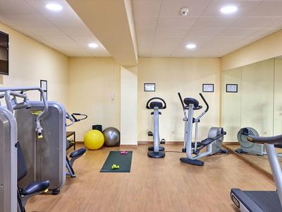 Moderner Fitnessraum mit Ergometern, Trainingsgeräten und Gymnastikbällen.