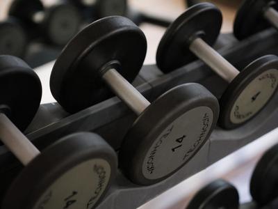 Close-up van zwarte halters in de fitnessruimte van een hotel.
