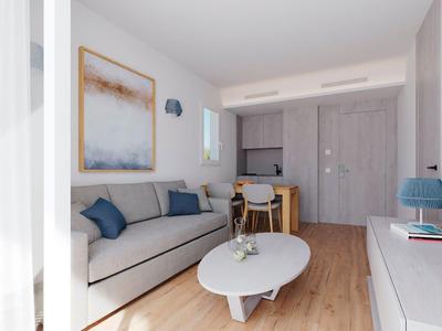 Modern lichte woonkamer met grijze bank, ovale tafel en keukenhoek in houtlook.