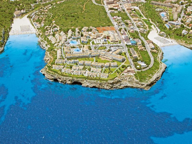 Buffet met diverse gerechten in een modern restaurant met een kleurrijke toonbank.