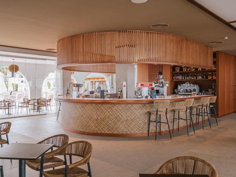 Moderne ronde hotelbar met houten bekleding en comfortabele zitplaatsen.