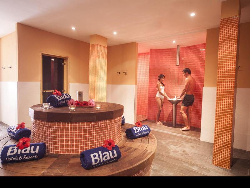 Moderne spa ruimte met ronde badkuip en twee gasten bij de douchewand.