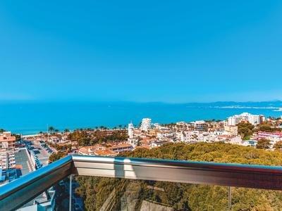 Panoramiczny widok z balkonu na miasto nadmorskie z morzem w tle