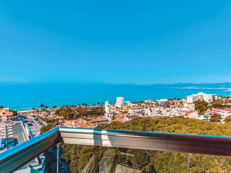 Panoramiczny widok z balkonu na miasto nadmorskie z morzem w tle