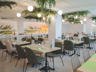 Ristorante moderno con decorazioni verdi e posti a sedere comodi.