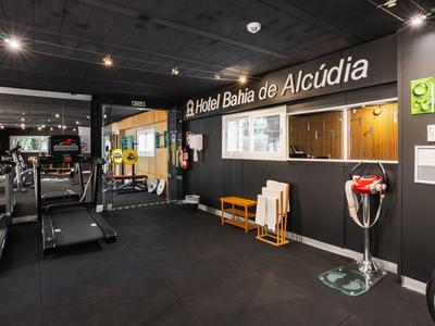 Modern gym at Hotel Bahía de Alcúdia with treadmill and fitness equipment.