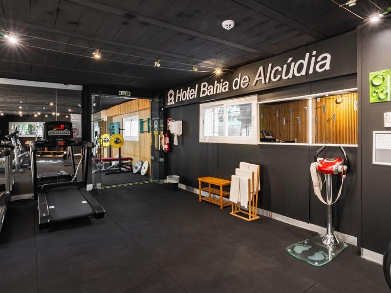Area fitness moderna con tapis roulant presso l'Hotel Bahía de Alcúdia