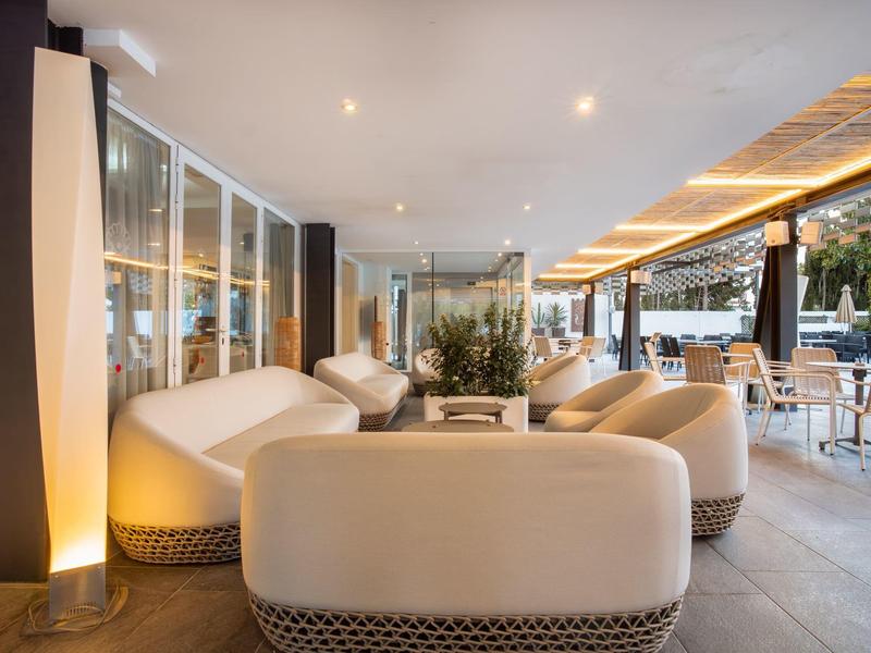 Lounge moderna con poltrone comode e zona coperta in un hotel