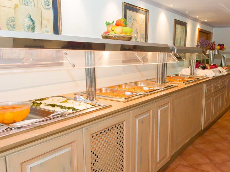 Bufet z różnymi potrawami i napojami w restauracyjnym otoczeniu.