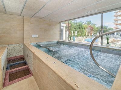 Moderner Innenwhirlpool mit Glasfenster und Blick auf Außenbereich in Hotel