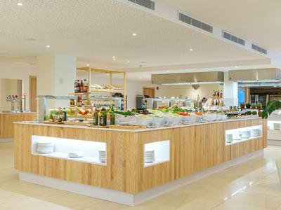 Modern buffet met houten accenten in een helder hotelrestaurant.