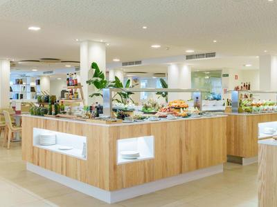 Modernes Hotelbuffet mit Holzverkleidung, sauber und gut beleuchtet