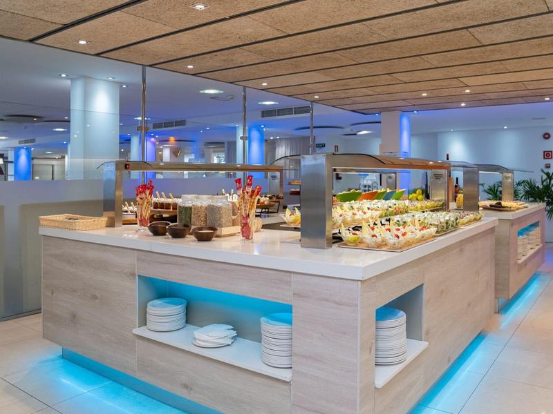 Modernes Buffet mit beleuchteten Theken in einem eleganten Hotelrestaurant.