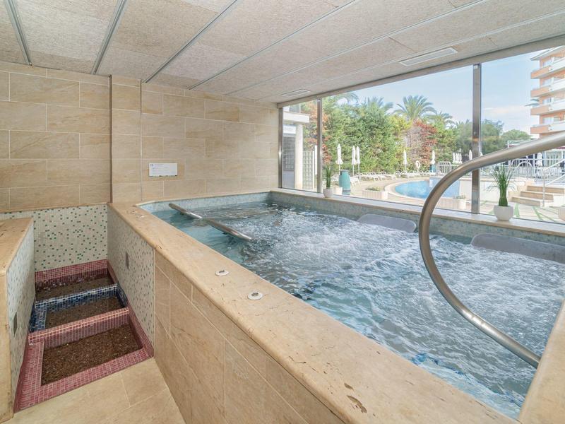 Moderner Innenwhirlpool mit Glasfenster und Blick auf Außenbereich in Hotel