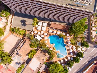 Großer, heller Speisesaal mit runden Buffets, weißen Stühlen und moderner Deckenbeleuchtung.