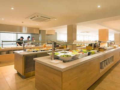 Buffet moderno in un ristorante di hotel con un'ampia scelta di piatti.