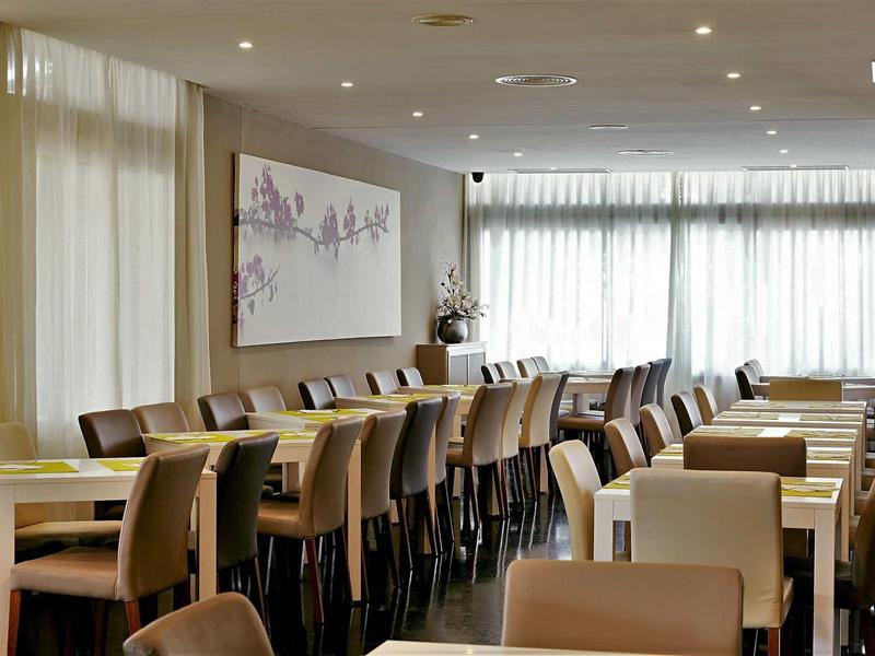 Nowoczesna jadalnia z brązowymi krzesłami i dużymi oknami wpuszczającymi naturalne światło.