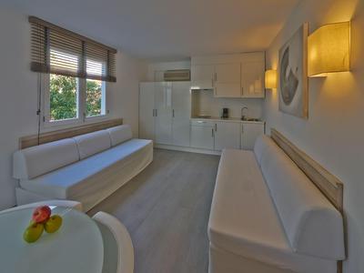 Moderne hotelkamer met sofa's, raamzicht en minimalistisch ontwerp.