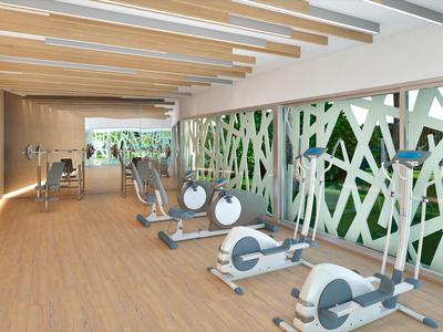 Moderner Fitnessraum mit verschiedenen Trainingsgeräten und Holzboden.