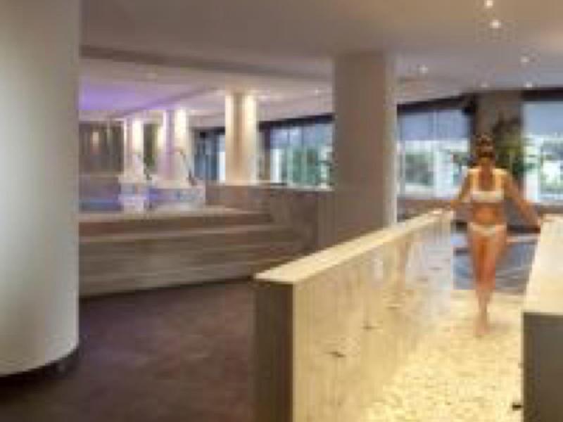 Spa intérieur moderne avec piscine chauffée et ambiance élégante