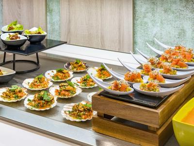 Buffet vario con piccoli piatti e ciotole di antipasti su un tavolo