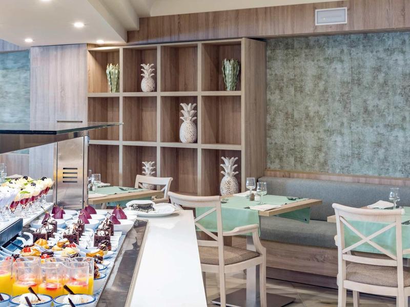 Caffè moderno con vetrine di dolci e sedute eleganti in legno