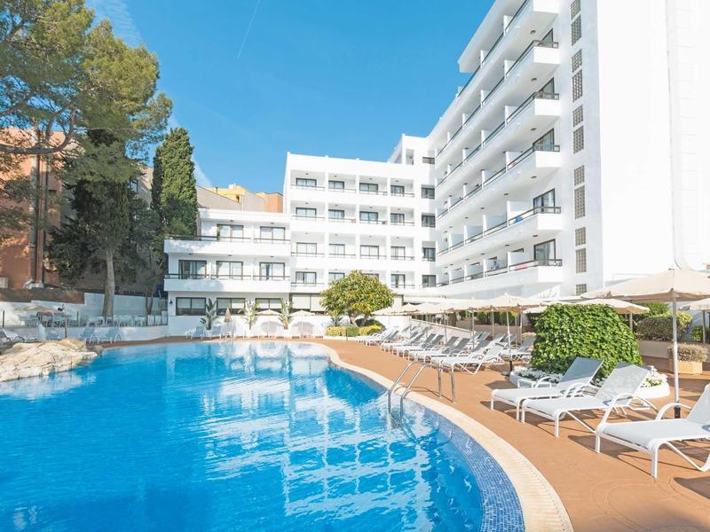 Piscina moderna dell'hotel con lettini e ombrelloni sotto un cielo sereno