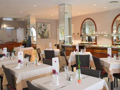 Moderne Restaurant mit gedeckten Tischen und eleganter Einrichtung.