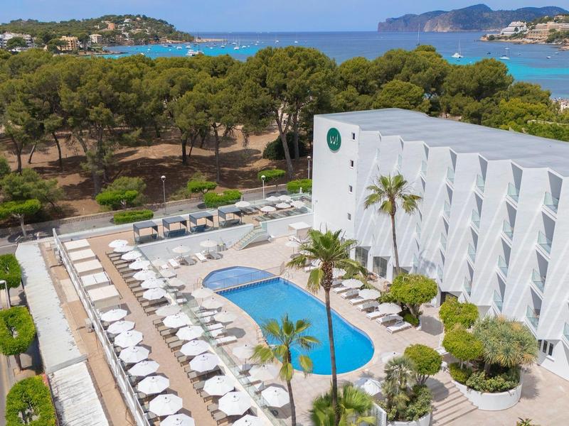 Hotel s bazénem, lehátky a výhledem na moře v zeleném prostředí