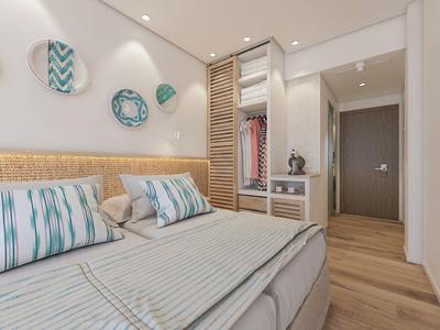 Camera d'albergo moderna con letto matrimoniale, oggetti decorativi a parete e pavimento in legno.