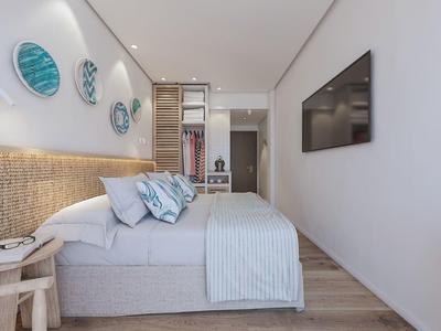 Camera d'hotel moderna con letto matrimoniale, rivestimento in legno chiaro e decorazioni murali.