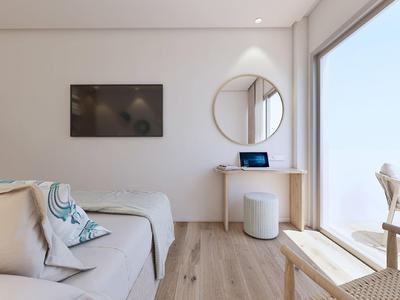 Soggiorno moderno con divani comodi, grande finestra e pavimento in legno chiaro.